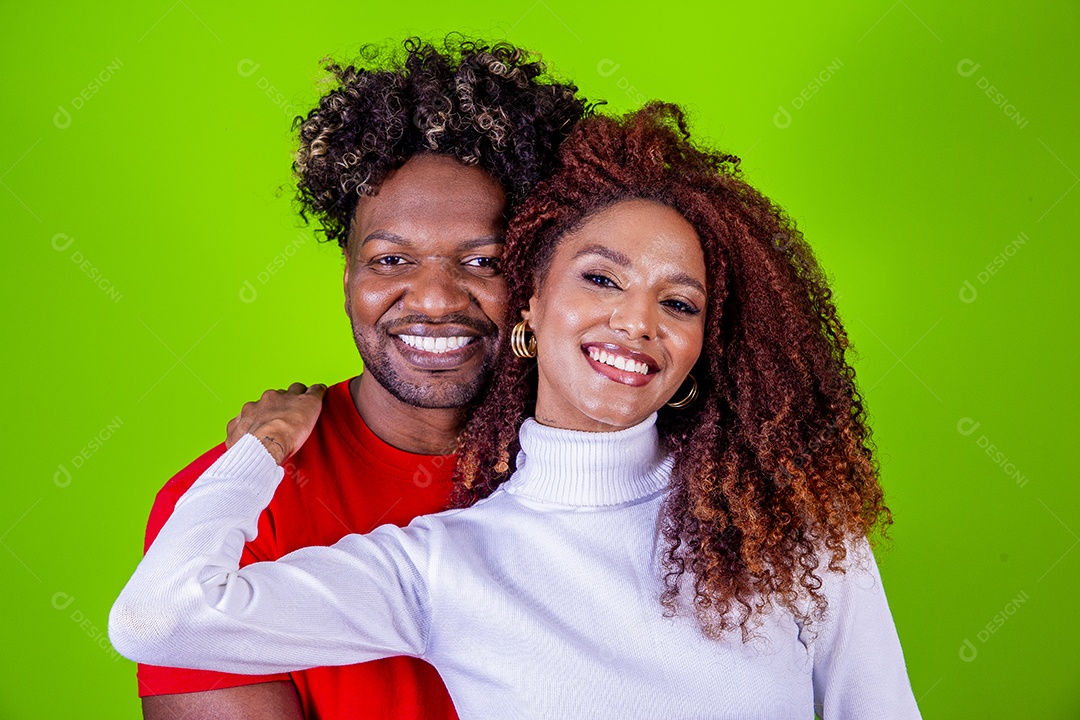 Jovem casal sorridentes em fundo verde