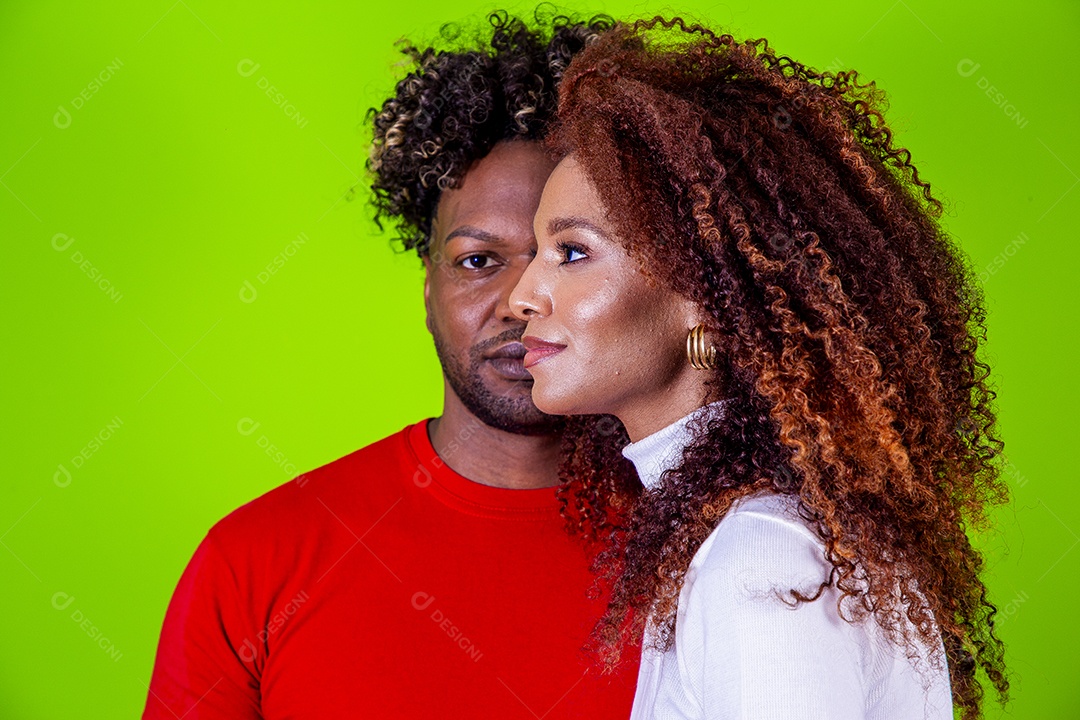 Jovem casal sorridentes em fundo verde