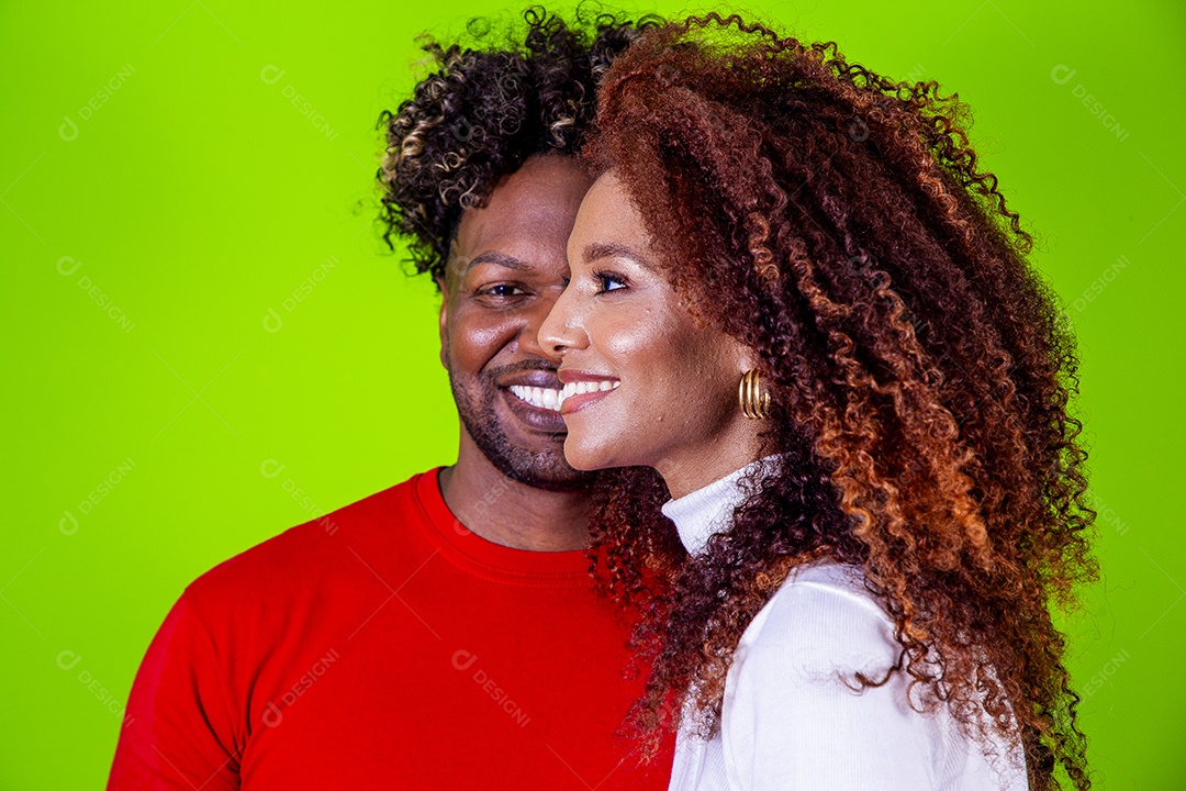 Jovem casal sorridentes em fundo verde