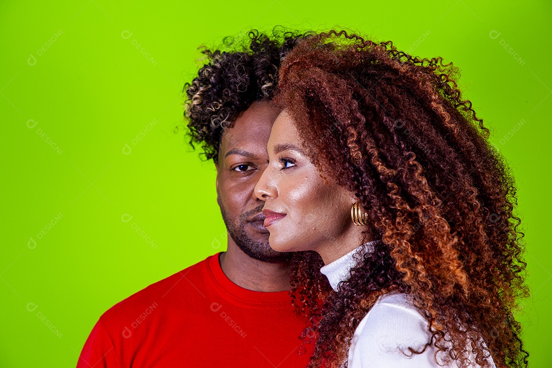 Jovem casal sorridentes em fundo verde