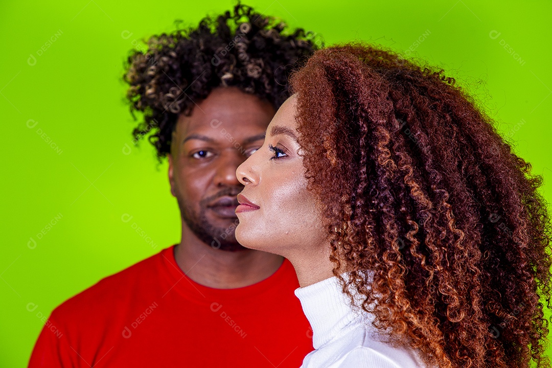 Jovem casal sorridentes em fundo verde