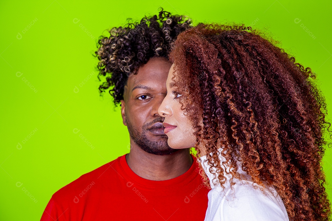 Jovem casal sorridentes em fundo verde