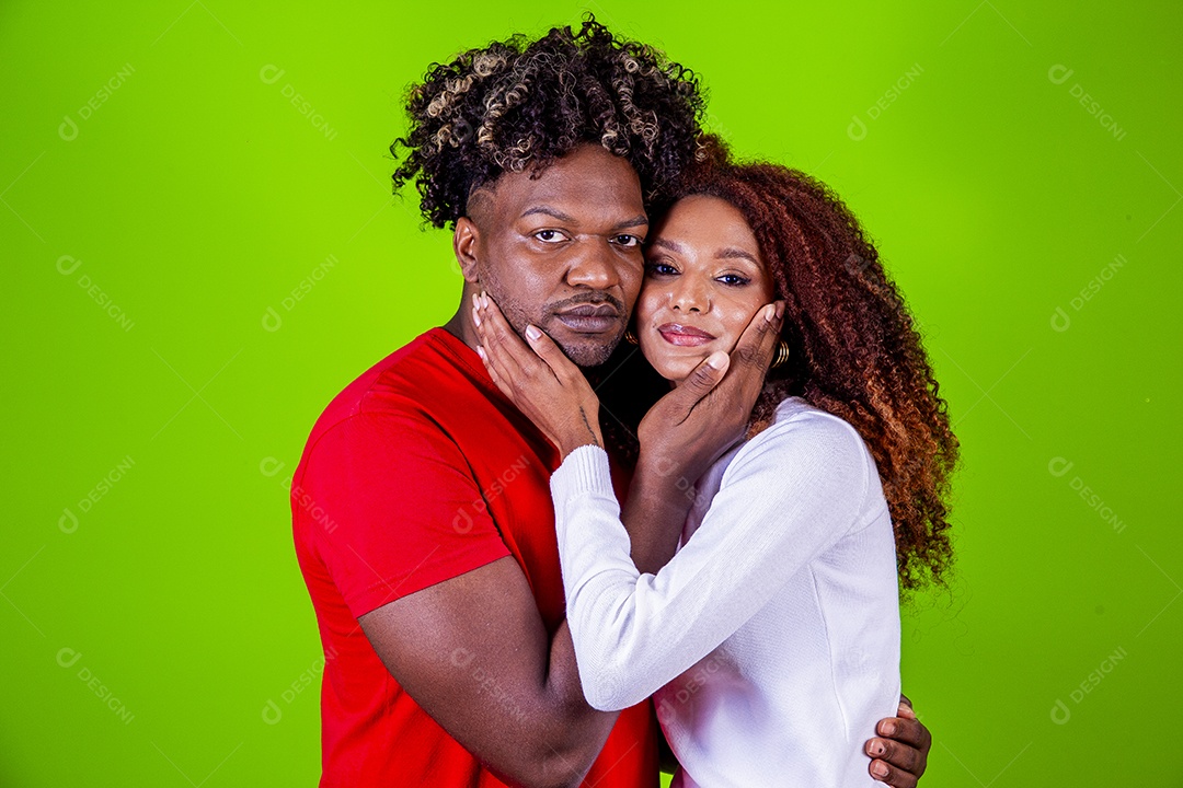 Jovem casal sorridentes em fundo verde