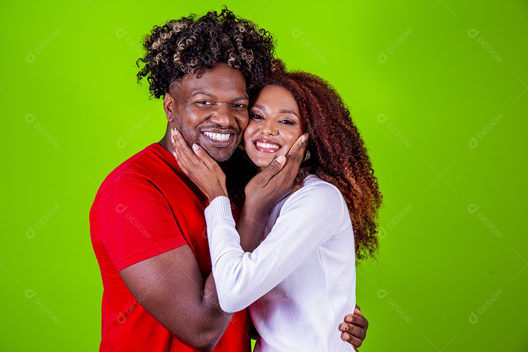 Jovem casal sorridentes em fundo verde