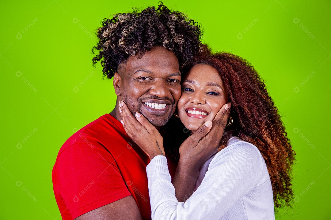 Jovem casal sorridentes em fundo verde