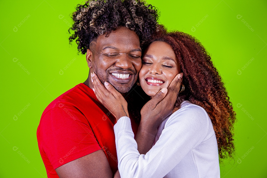 Jovem casal sorridentes em fundo verde