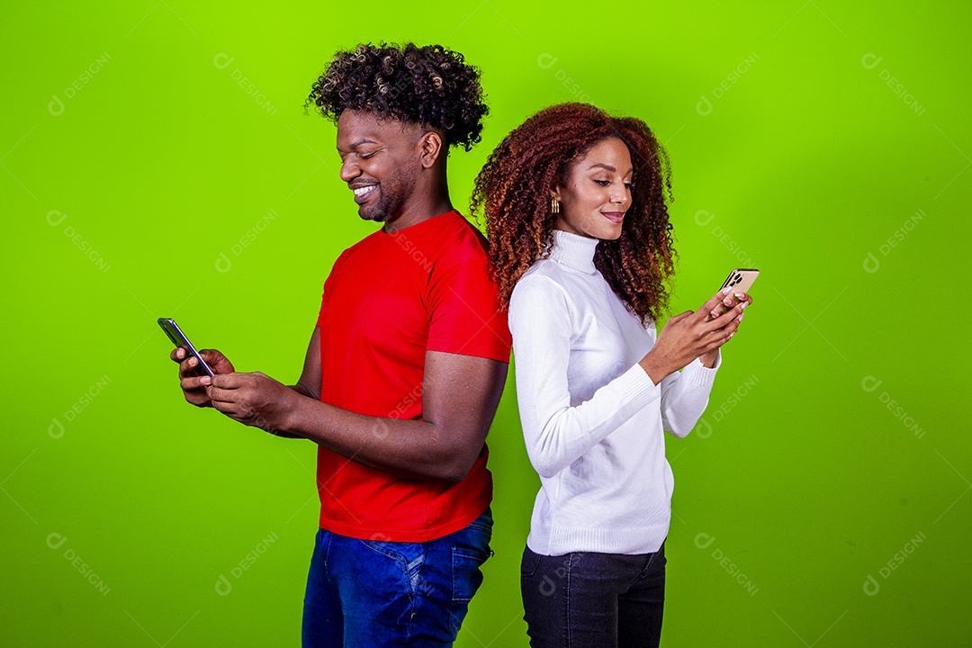 Jovem casal sorridentes em fundo verde