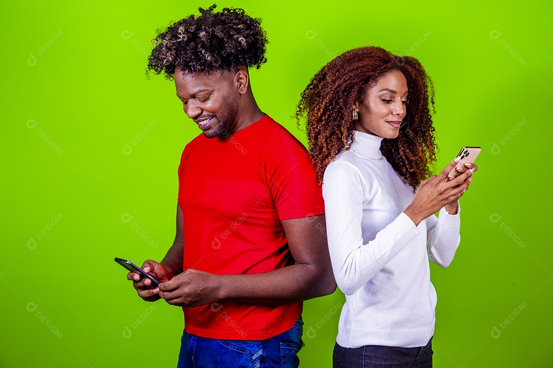 Jovem casal sorridentes em fundo verde