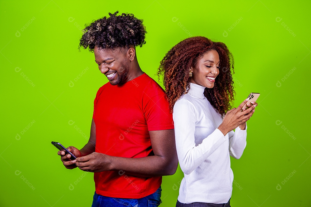 Jovem casal sorridentes em fundo verde