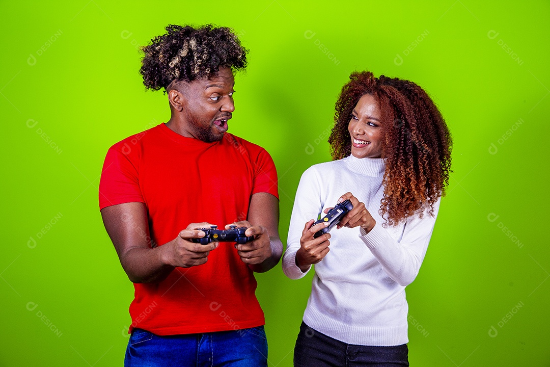 Jovem casal sorridentes em fundo verde