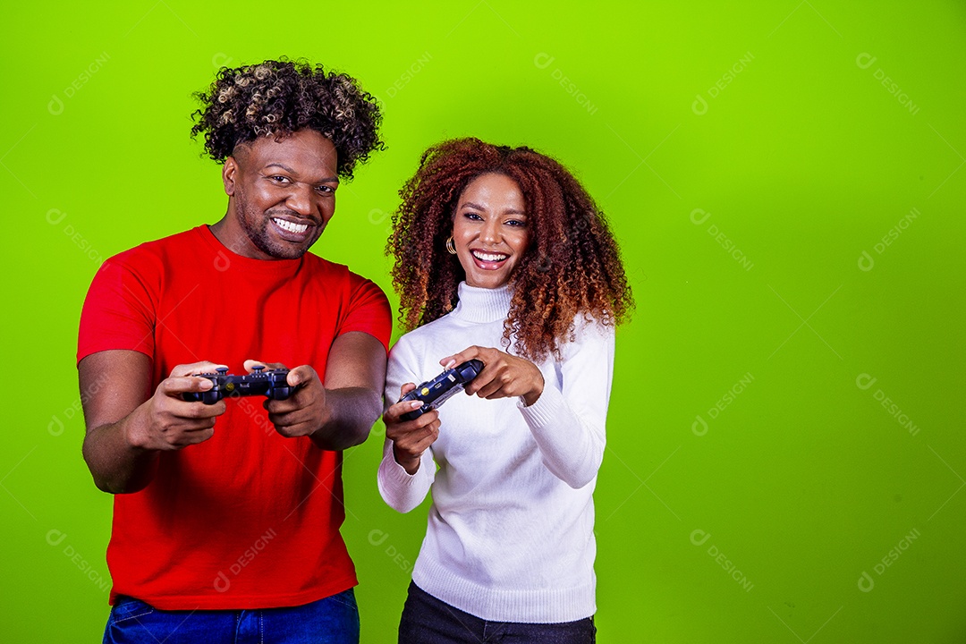 Jovem casal sorridentes em fundo verde