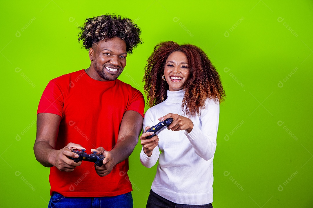 Jovem casal sorridentes em fundo verde