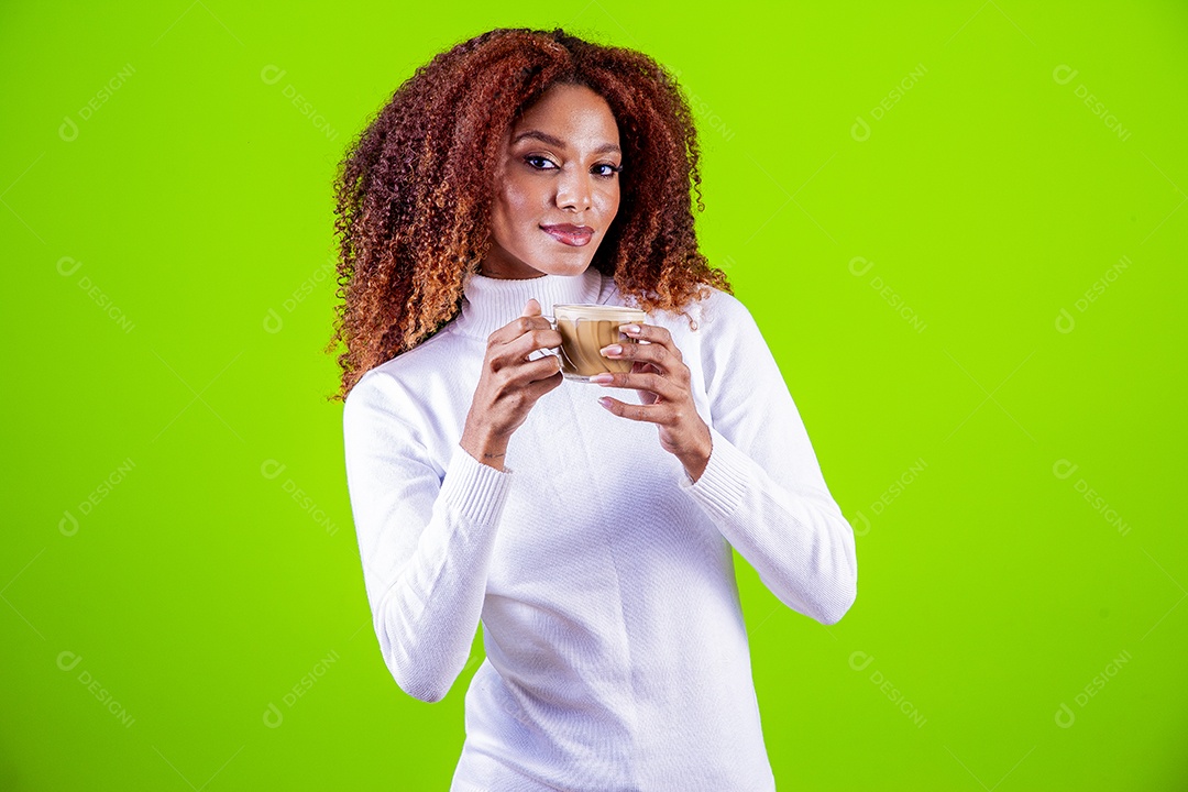 Mulher segurando xícara com cappuccino em fundo verde
