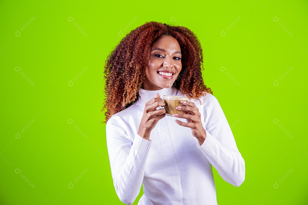 Mulher segurando xícara com cappuccino em fundo verde