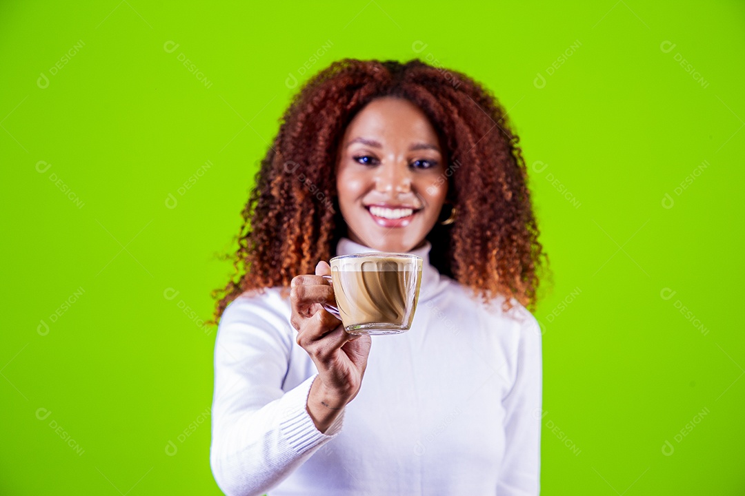 Mulher segurando xícara com cappuccino em fundo verde