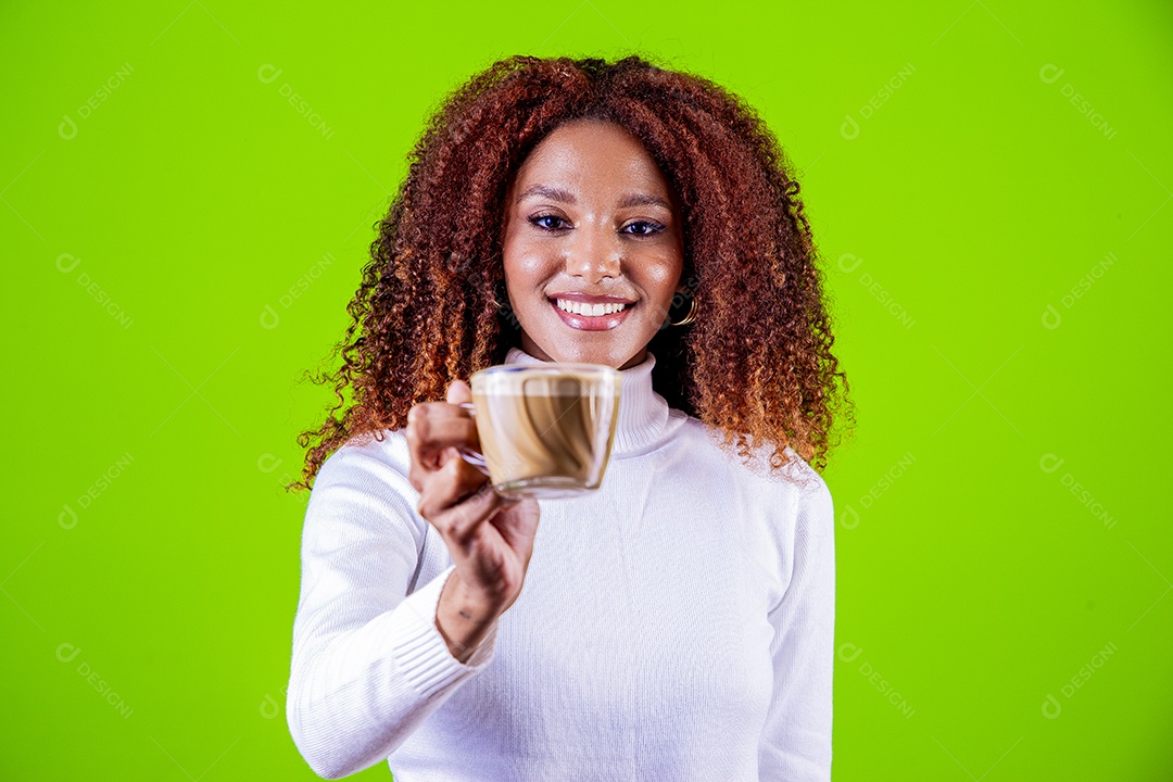Mulher segurando xícara com cappuccino em fundo verde