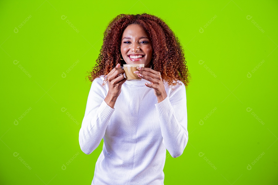 Mulher segurando xícara com cappuccino em fundo verde