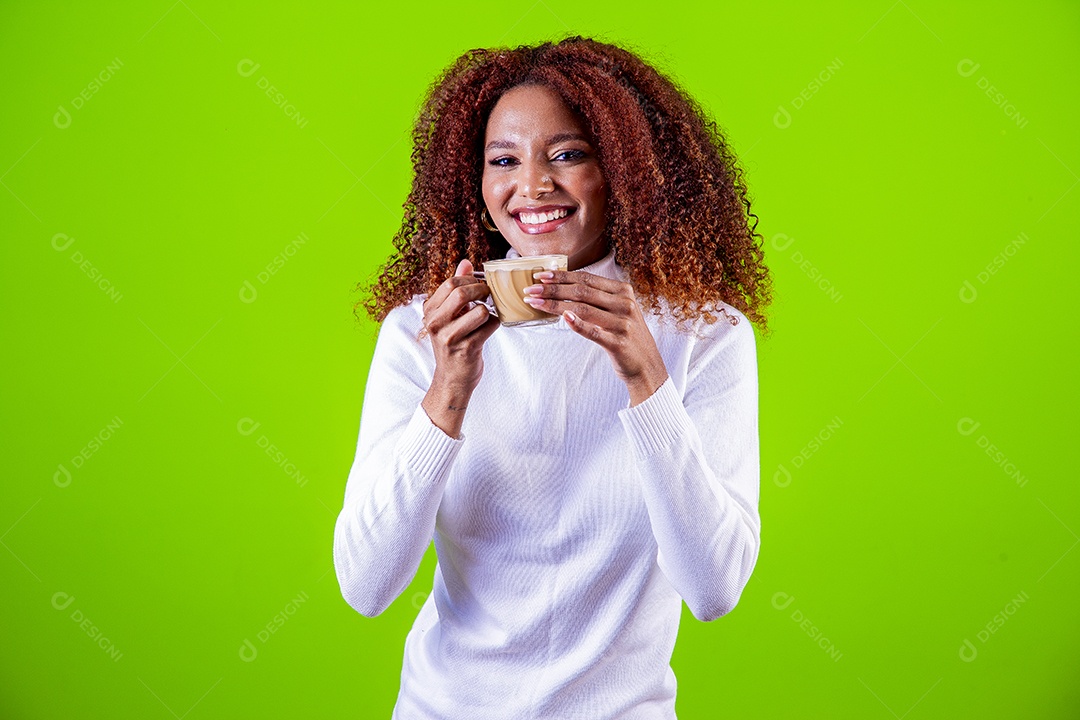 Mulher segurando xícara com cappuccino em fundo verde