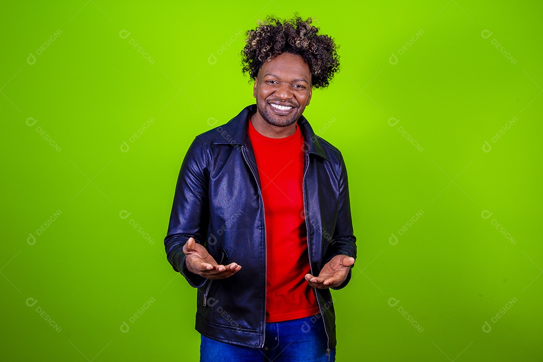 Homem negro sorridente em fundo verde