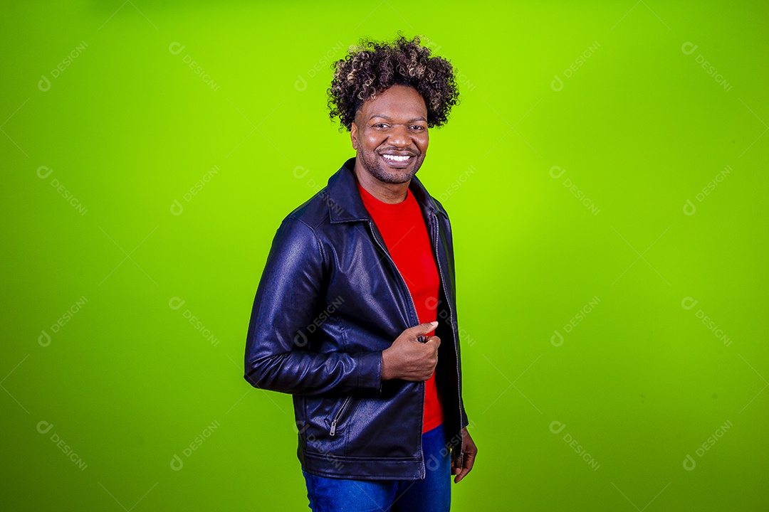 Homem negro sorridente em fundo verde