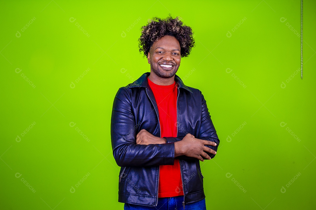 Homem negro sorridente em fundo verde