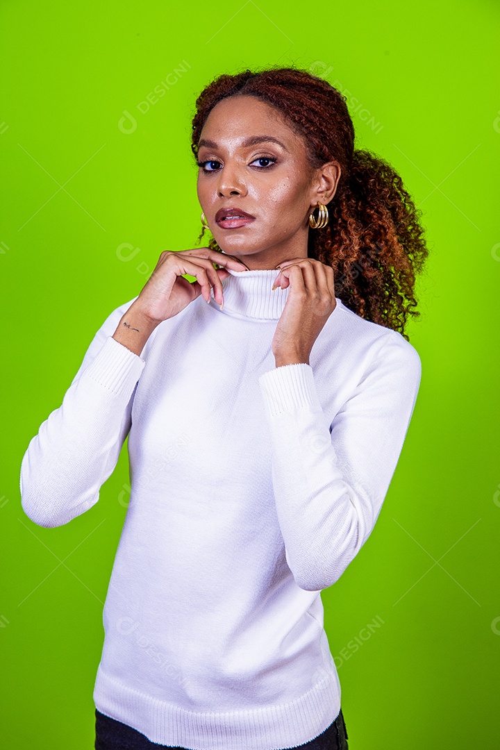 Mulher negra modelando em fundo verde