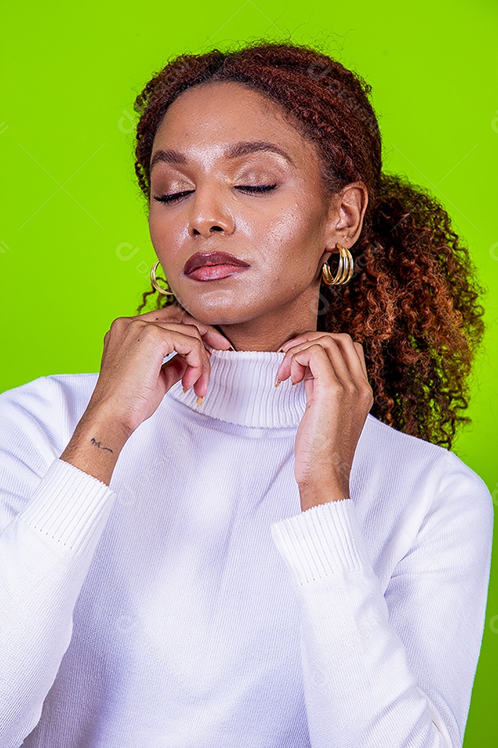 Homem negro sorridente em fundo verde