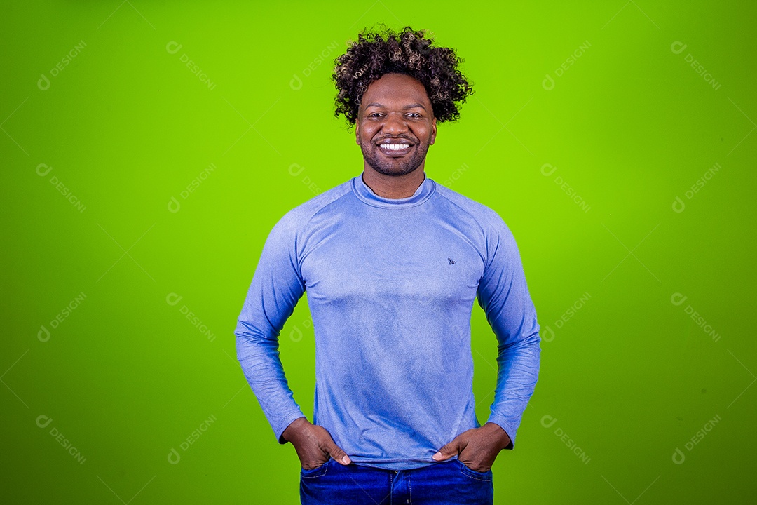 Homem negro sorridente em fundo verde