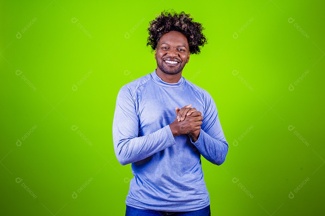 Homem negro sorridente em fundo verde