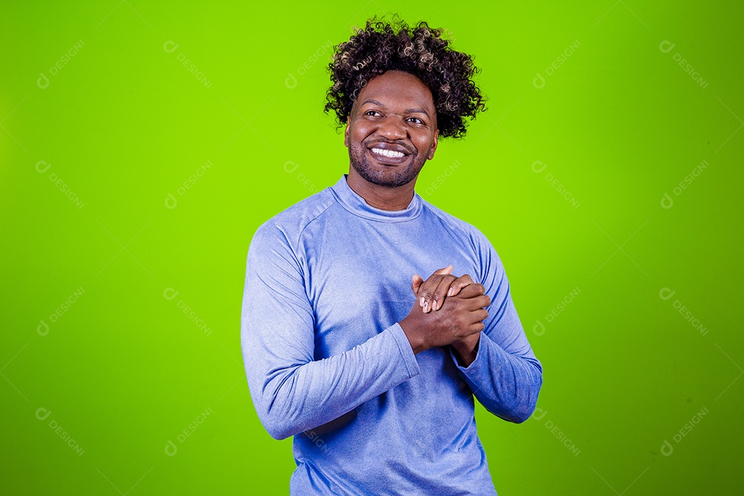 Homem negro sorridente em fundo verde
