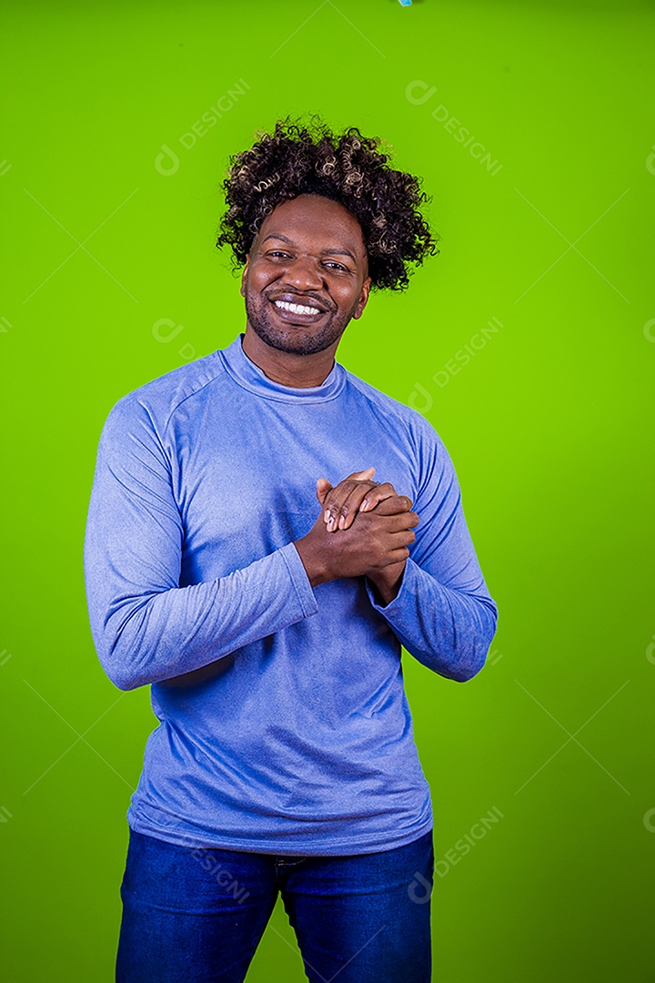 Homem negro sorridente em fundo verde