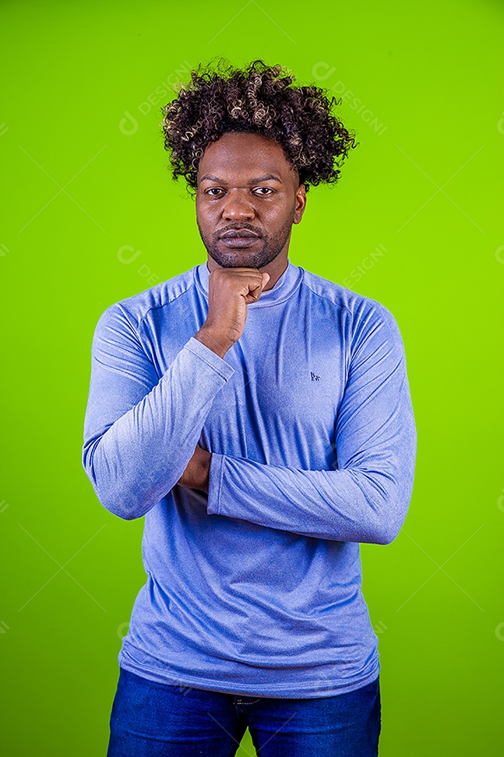 Casal jovem sorridentes em fundo verde