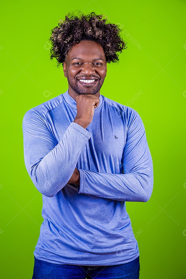 Casal jovem sorridentes em fundo verde