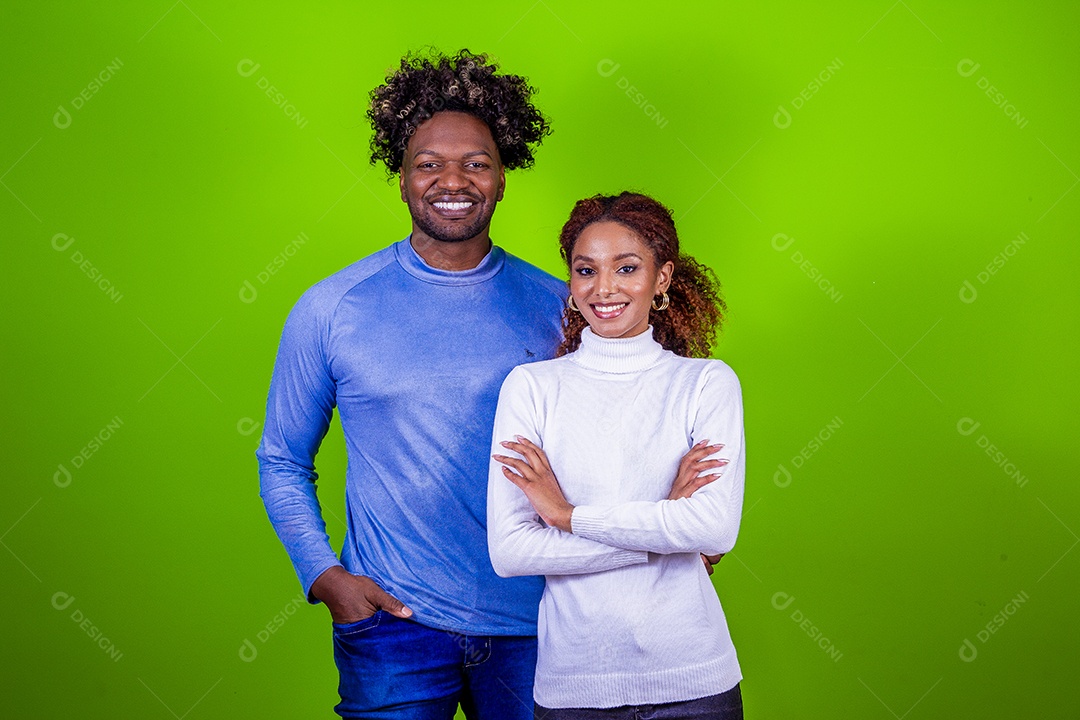 Casal jovem sorridentes em fundo verde