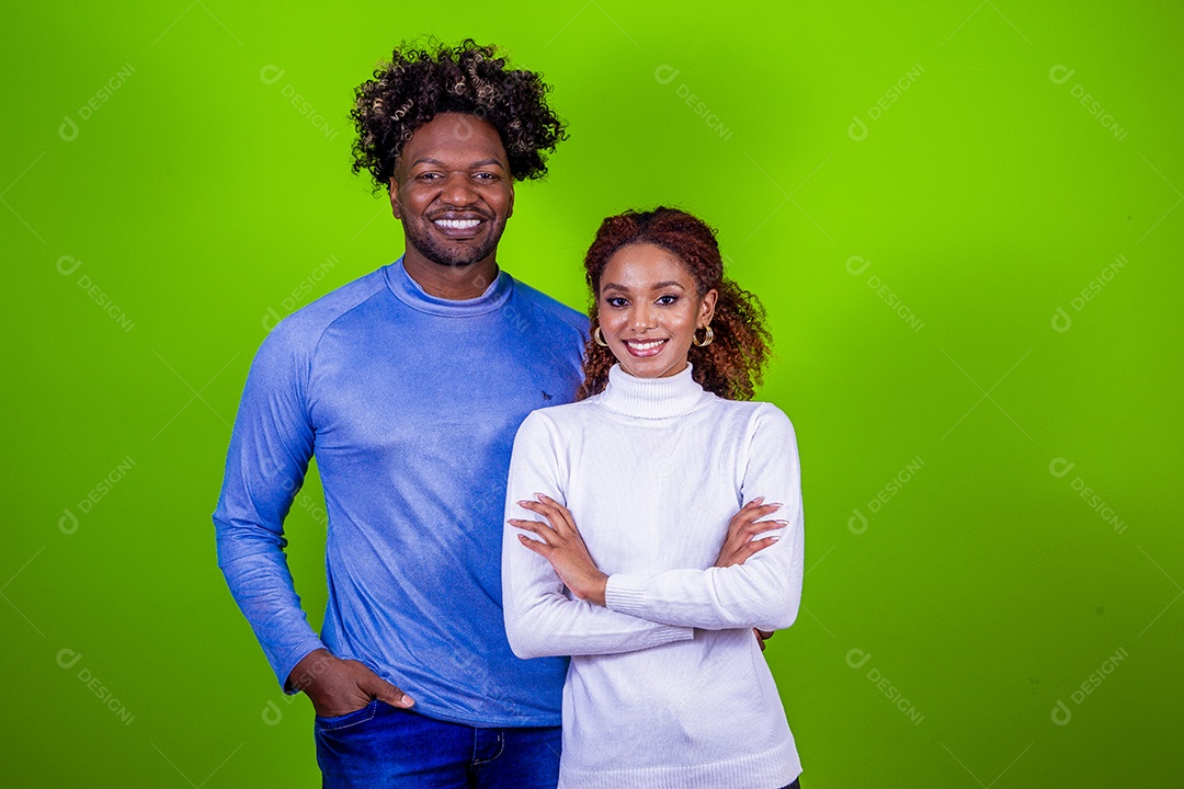 Casal jovem sorridentes em fundo verde