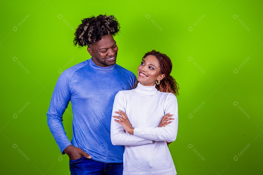 Casal jovem sorridentes em fundo verde