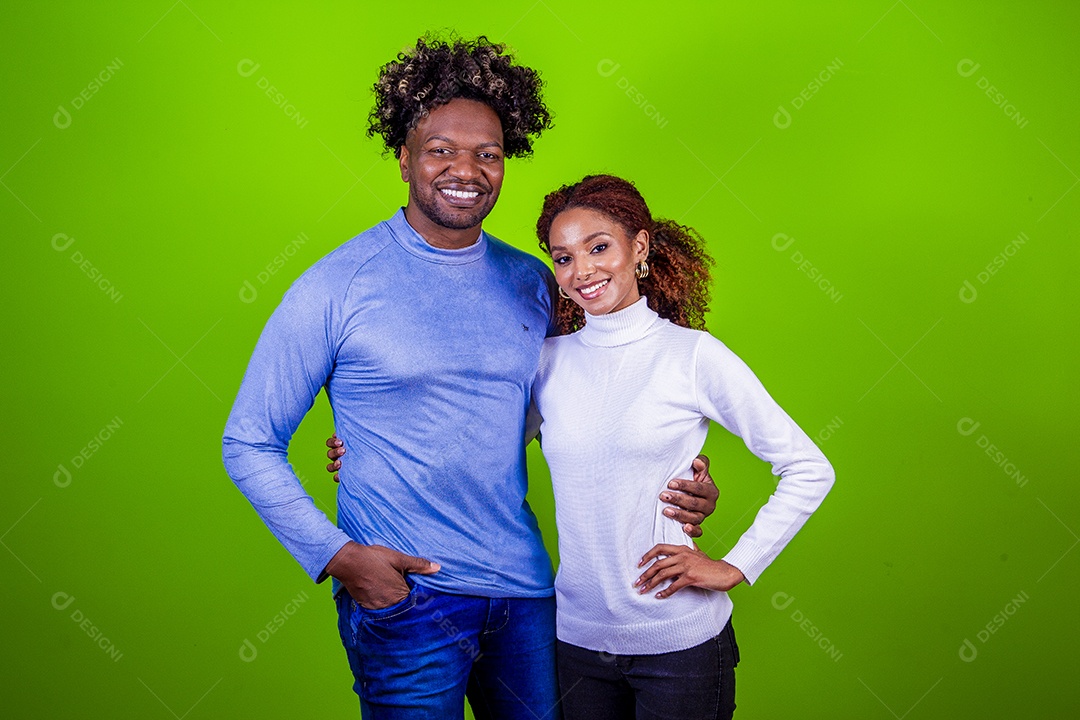 Casal jovem sorridentes em fundo verde