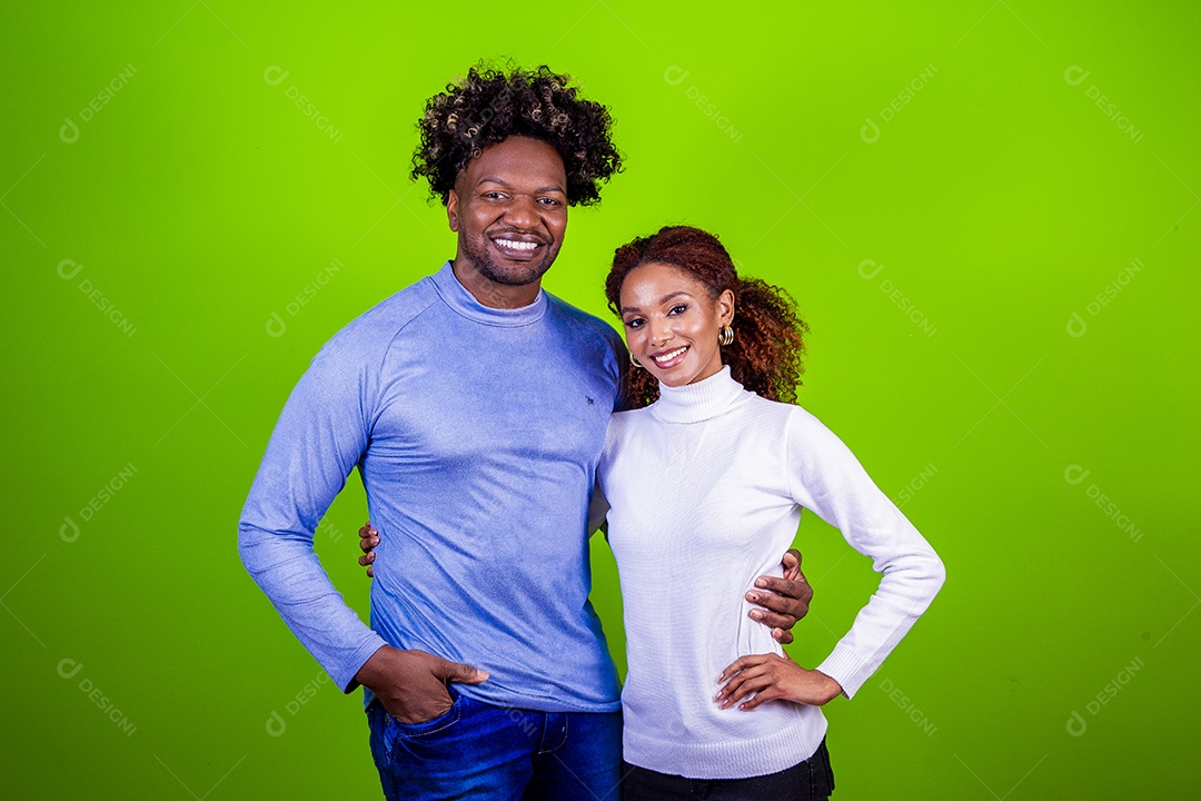 Casal jovem sorridentes em fundo verde