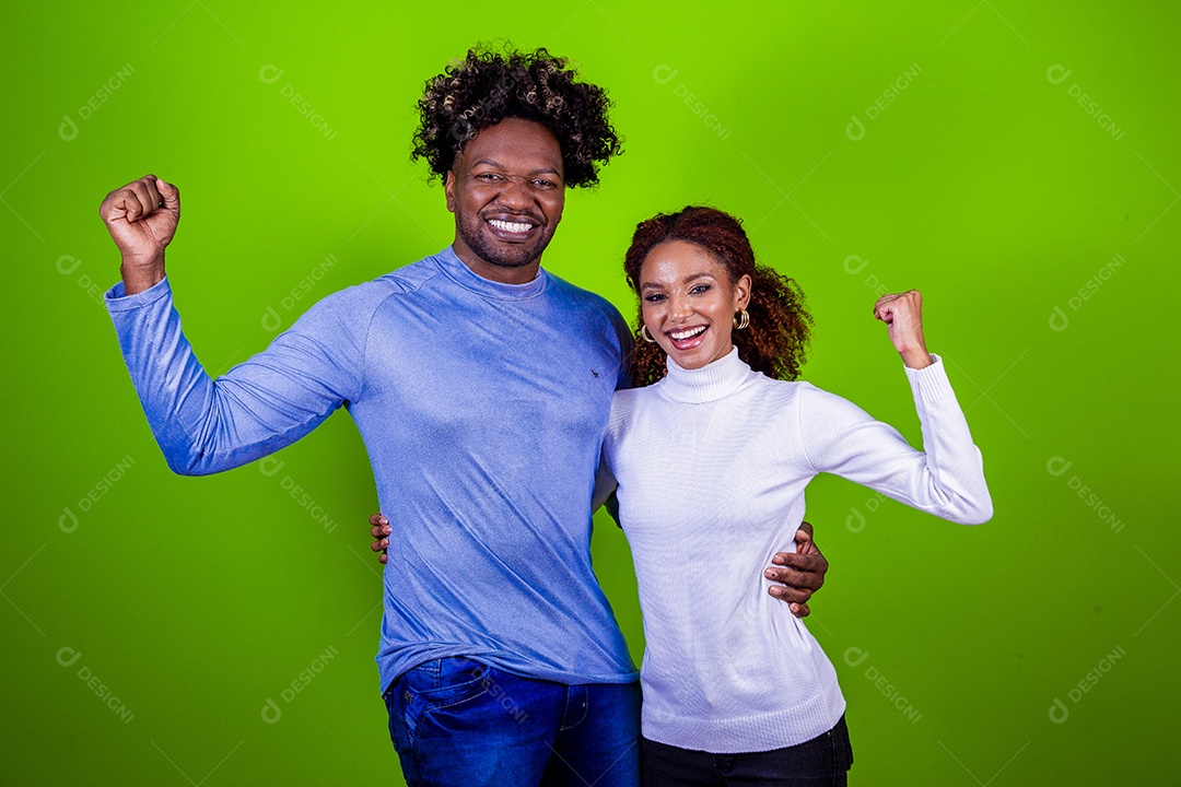 Casal jovem sorridentes em fundo verde