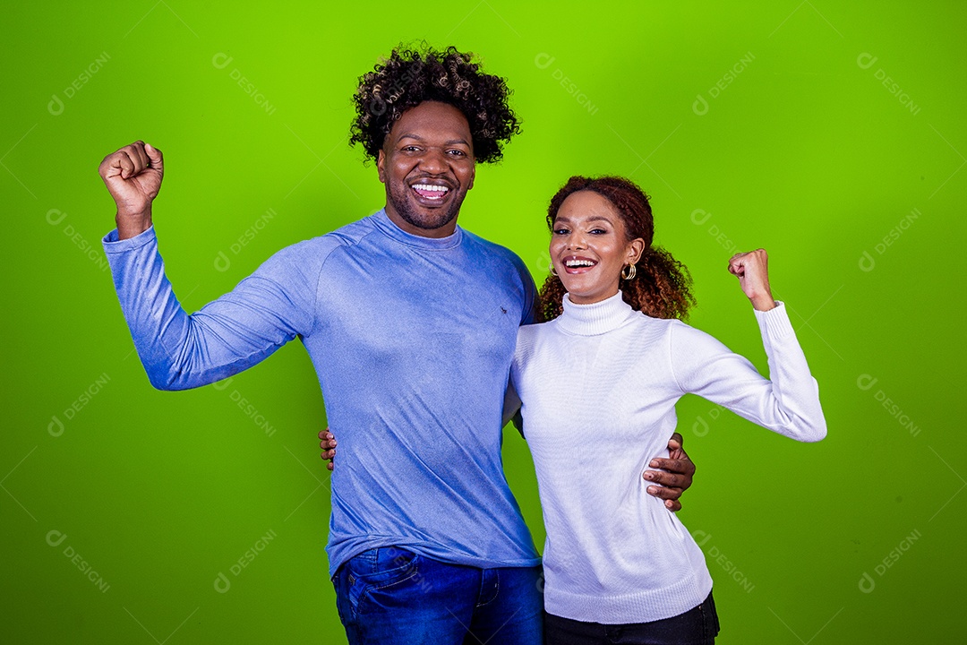 Lindo casal sorridentes em fundo verde