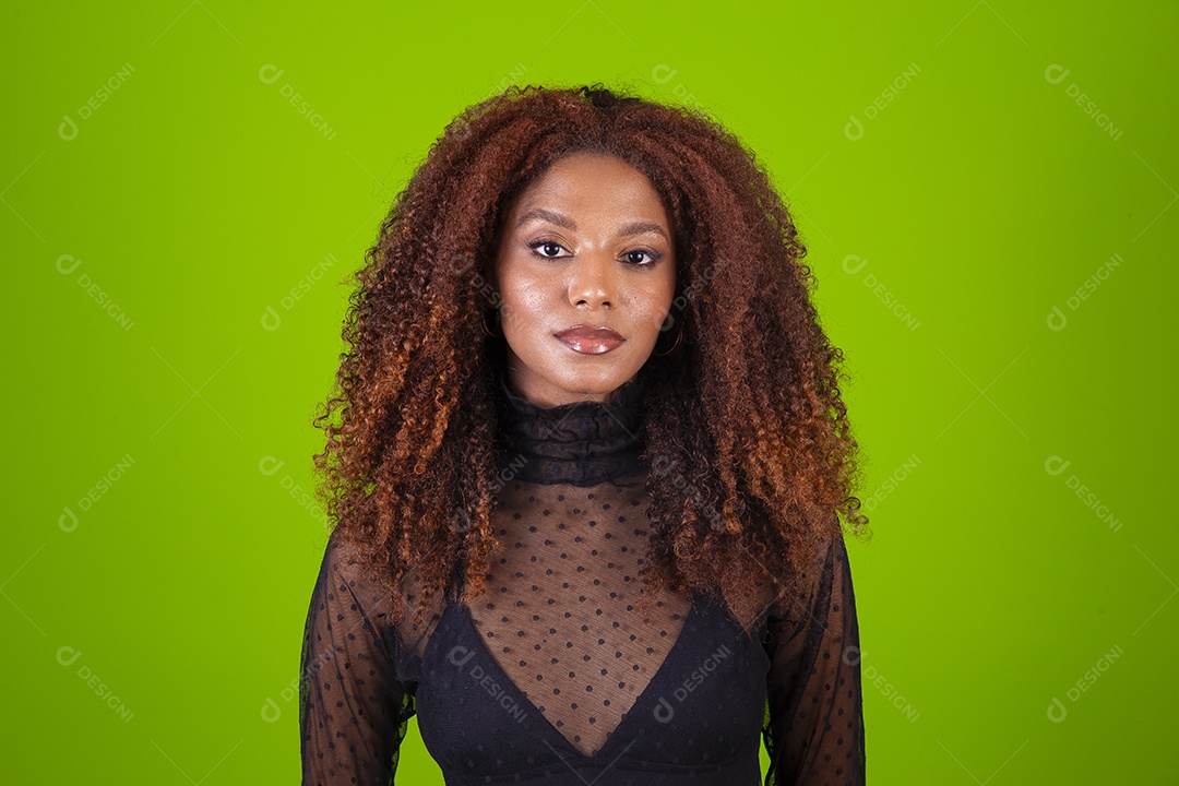 Linda mulher negra modelo em fundo verde