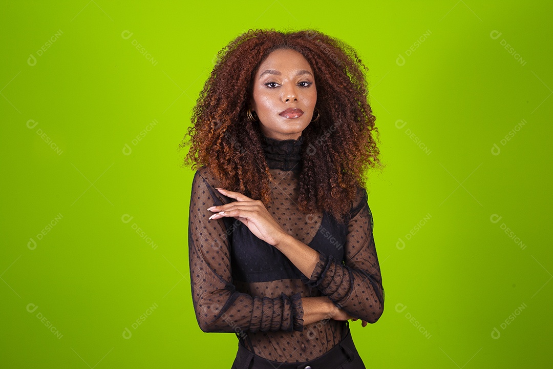 Linda mulher negra modelo em fundo verde