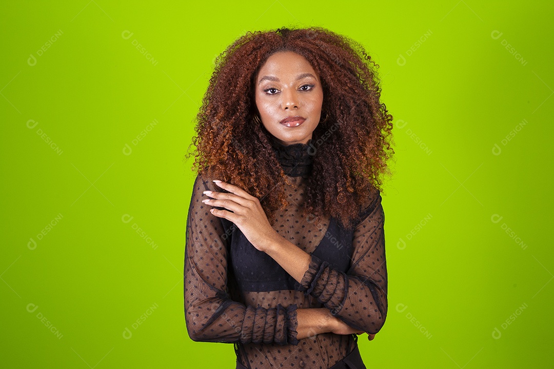 Linda mulher negra modelo em fundo verde