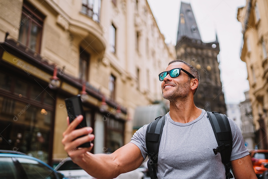 Homem jovem turista