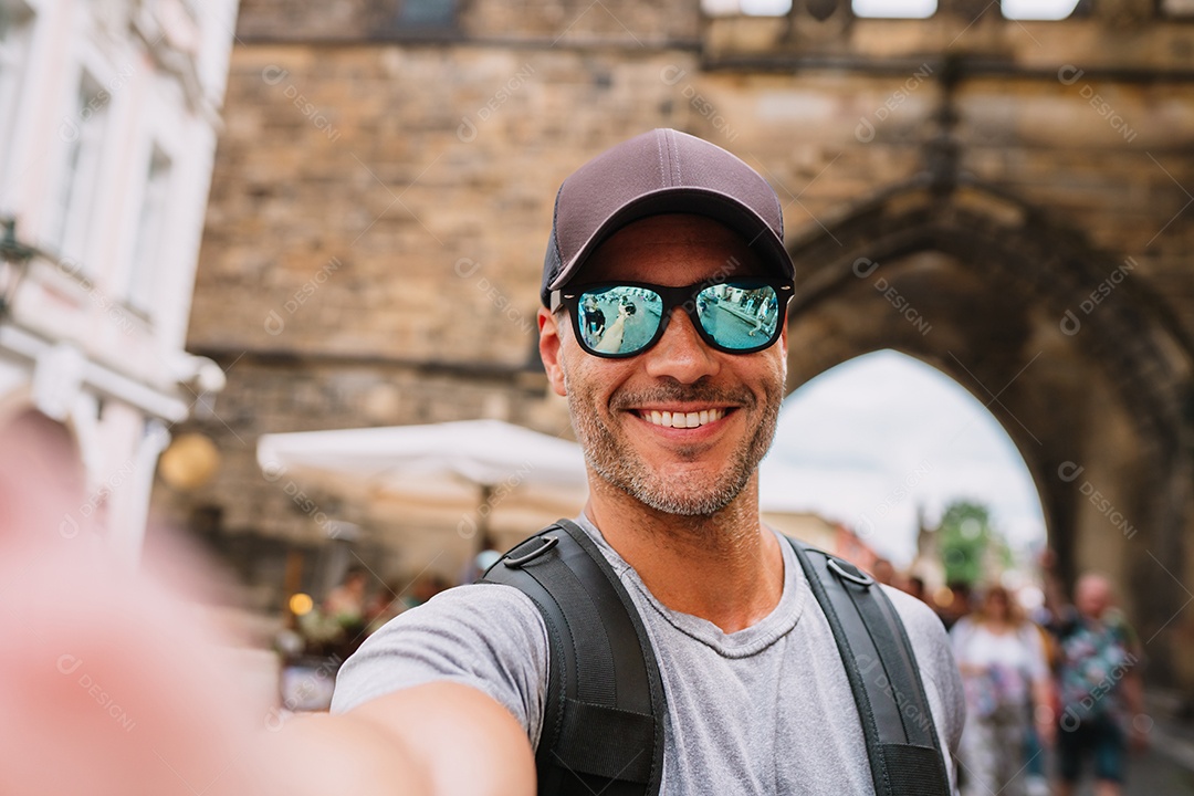 Homem jovem turista