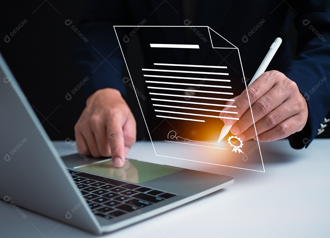 Empresário usa assinatura de caneta eletrônica em assinatura eletrônica, gerenciamento de documentos de folha de dados