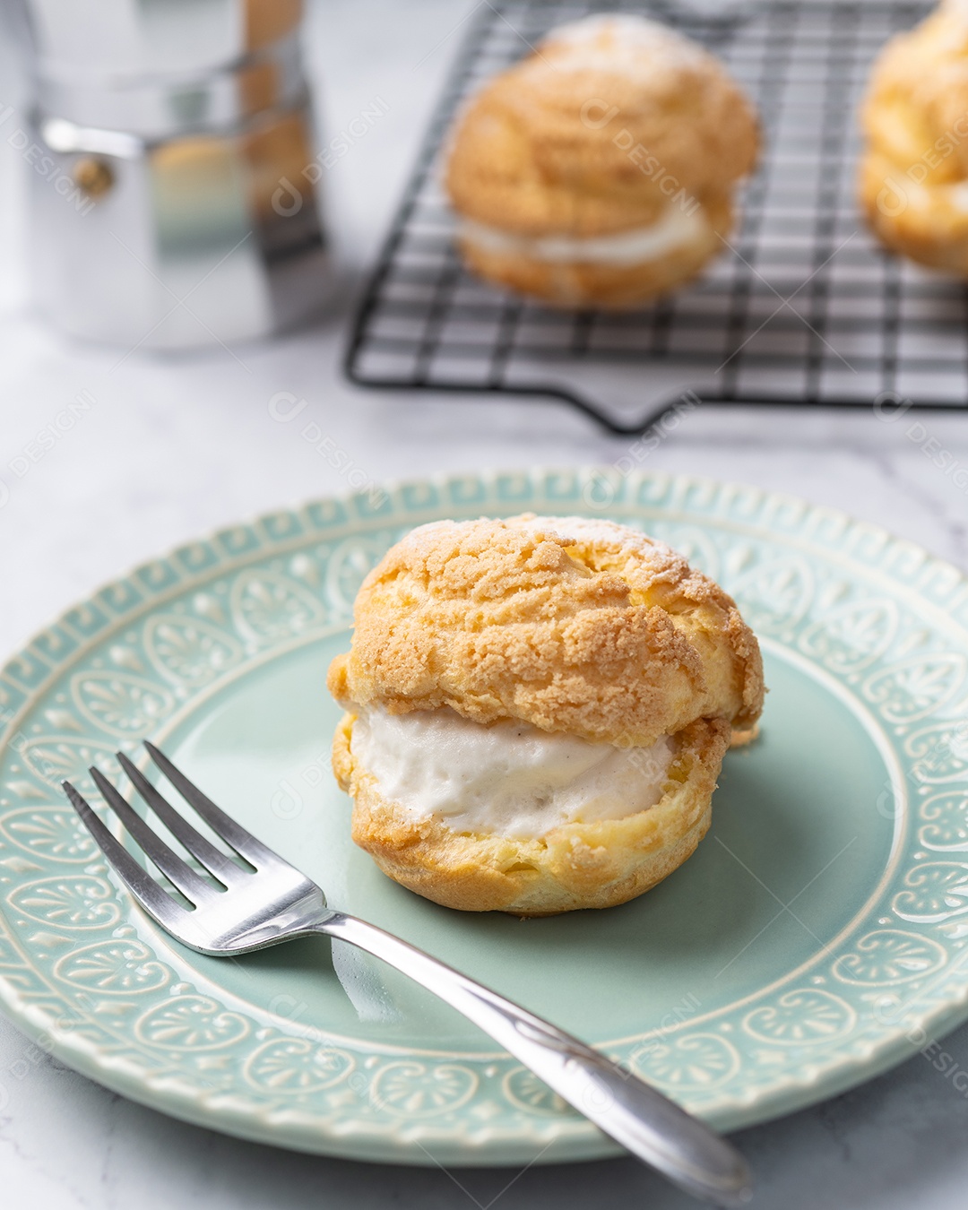 Creme choux, chantilly de baunilha recheado bolo sobre grade de metal com espaço de cópia.