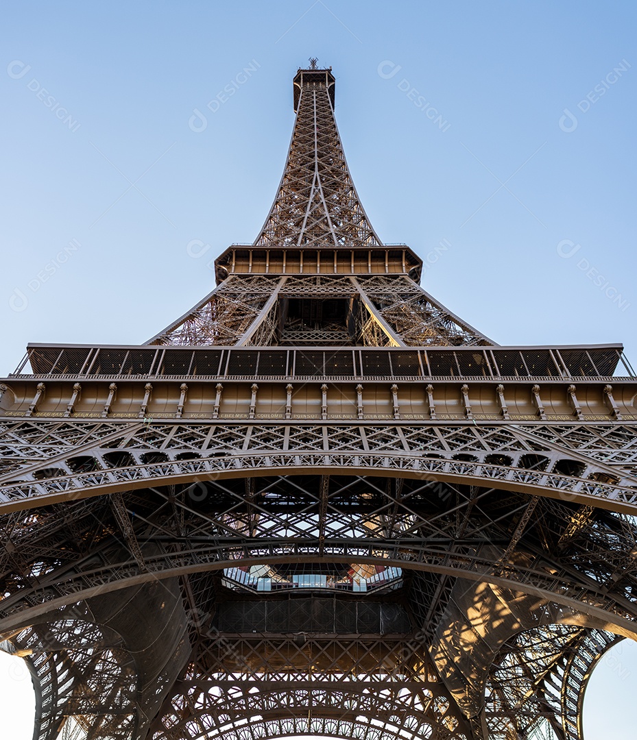 A Torre Eiffel vista através de árvores com um lindo céu de verão ao fundo, Paris, França