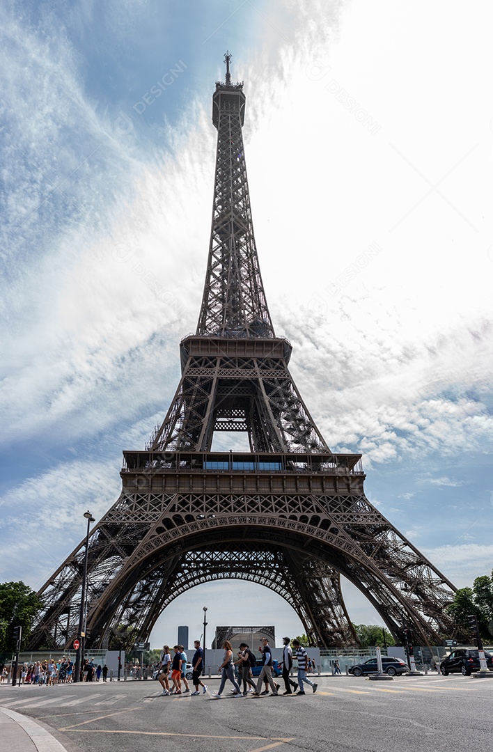 A Torre Eiffel vista através de árvores com um lindo céu de verão ao fundo, Paris, França