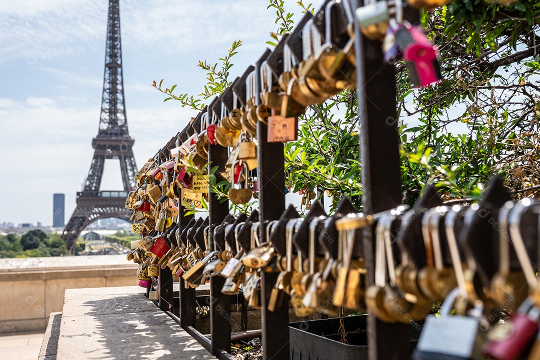 Centenas de cadeados inscritos romanticamente amorosos em Paris, França.Torre Eiffel ao fundo.